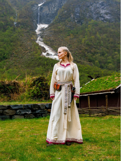 Trollfelsen Mittelalter Kleid Leonardo Carbone Lagertha rot